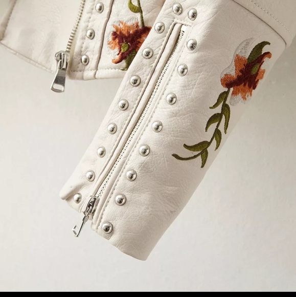 🦋NWT Embroidered White Jacket Vegan Leather. - Picture 7 of 15